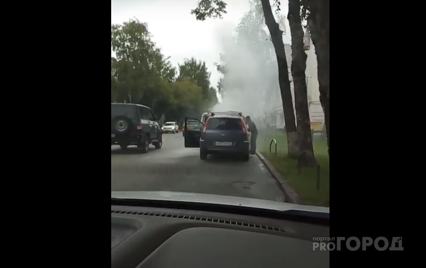 В центре Сыктывкара мужчины тушили полыхающий «Форд» (видео)