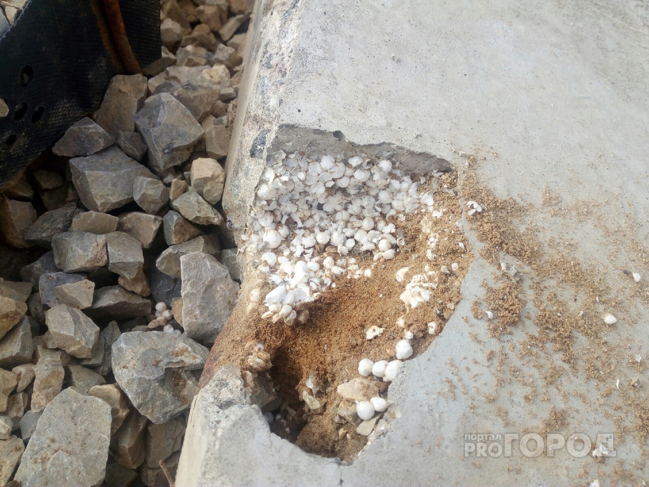 Сыктывкарец обнаружил, что набережная в столице Коми сделана из пенопласта (фото, видео)