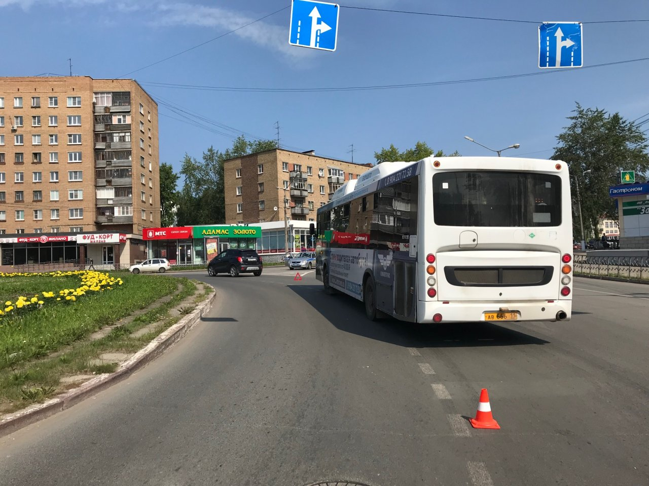 На сыктывкарском «кольце» столкнулись «Опель» и пассажирский автобус