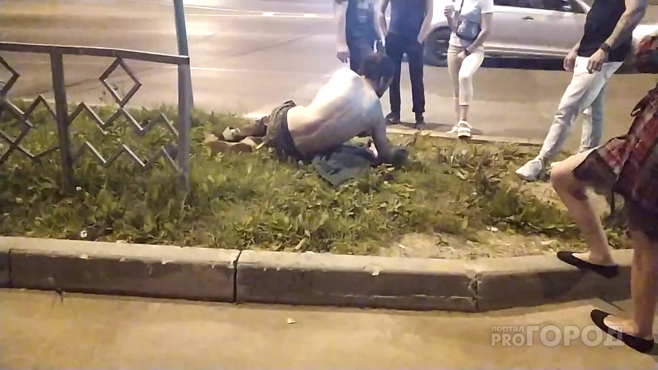 В Сыктывкаре неадекватный парень кидался под машины и раздевался (фото)