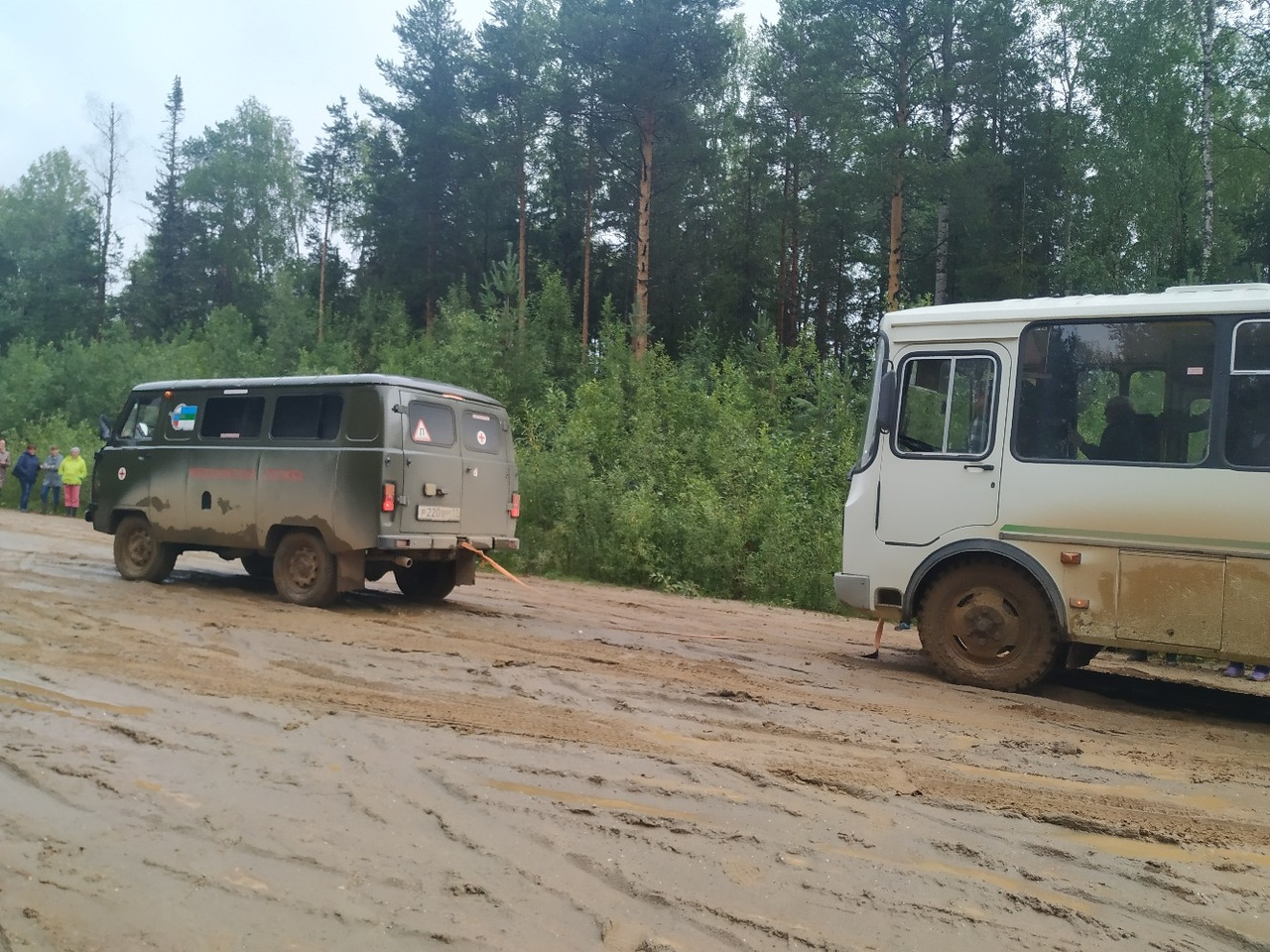 В Коми скорая вытащила из грязи автобус, который застрял на размытой дороге (фото, видео)