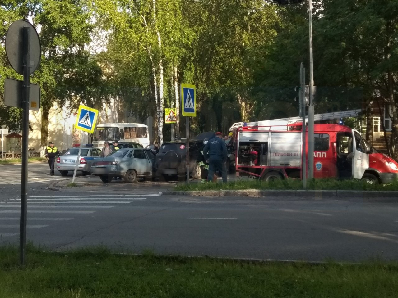 В Сыктывкаре внедорожник из Вологды и ВАЗ вылетели на тротуар и протаранили знак (фото)