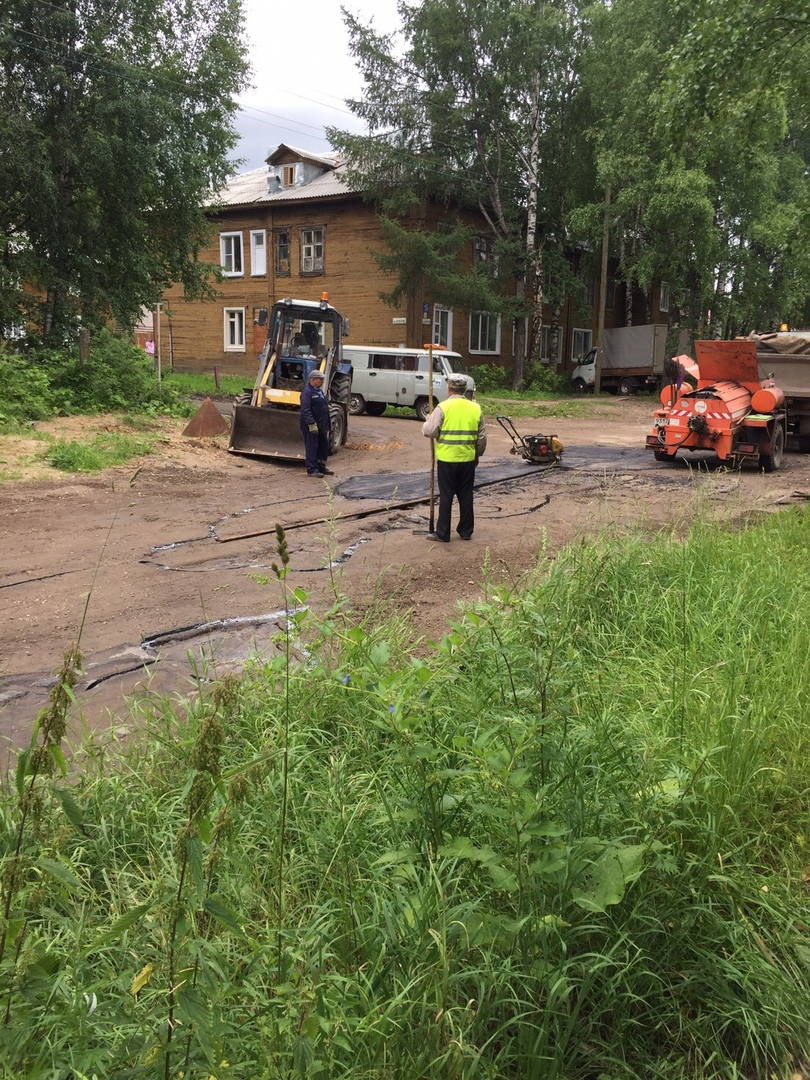 В Сыктывкаре дорожные работники укладывали асфальт в грязь (фото)