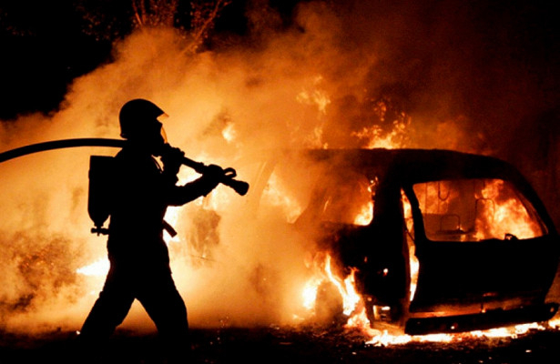 Ночью в Коми за 30 минут загорелись три автомобиля