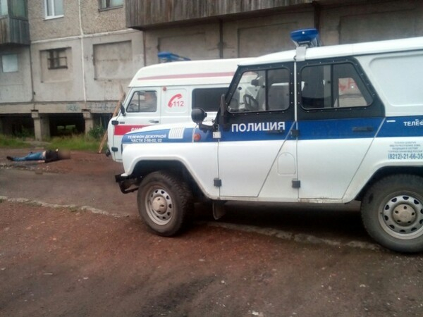 У подъезда в Коми нашли тело человека с пробитой головой (фото)