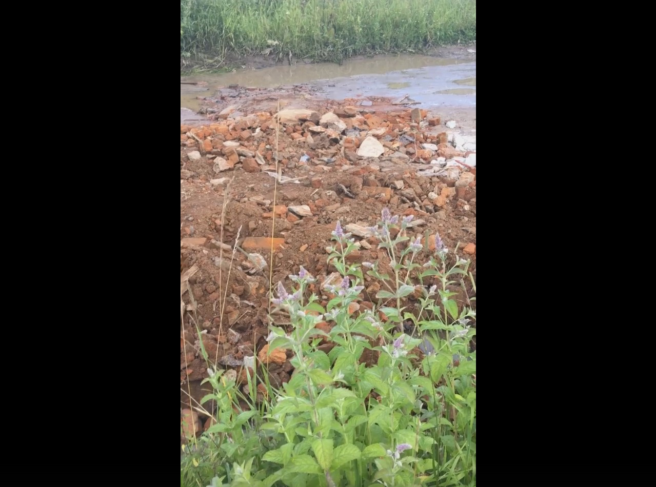 «Высокие технологии»: в селе под Сыктывкаром дорожные ямы засыпали битым кирпичом и арматурой (видео)