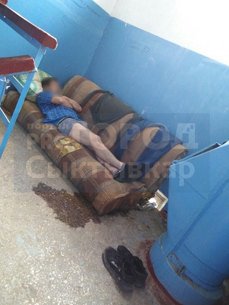 В Сыктывкаре мужчина спит на диване в подъезде: как помочь таким людям