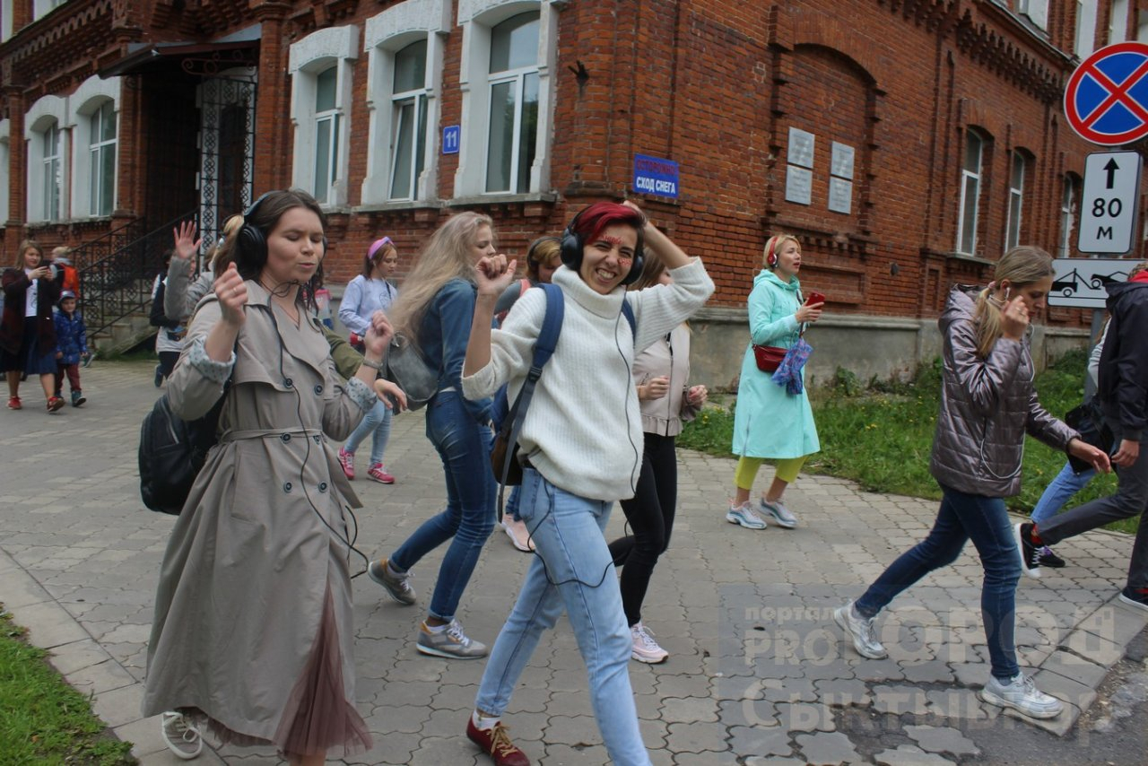 Толпа людей танцевала на улицах Сыктывкара под музыку, которую никто не слышал