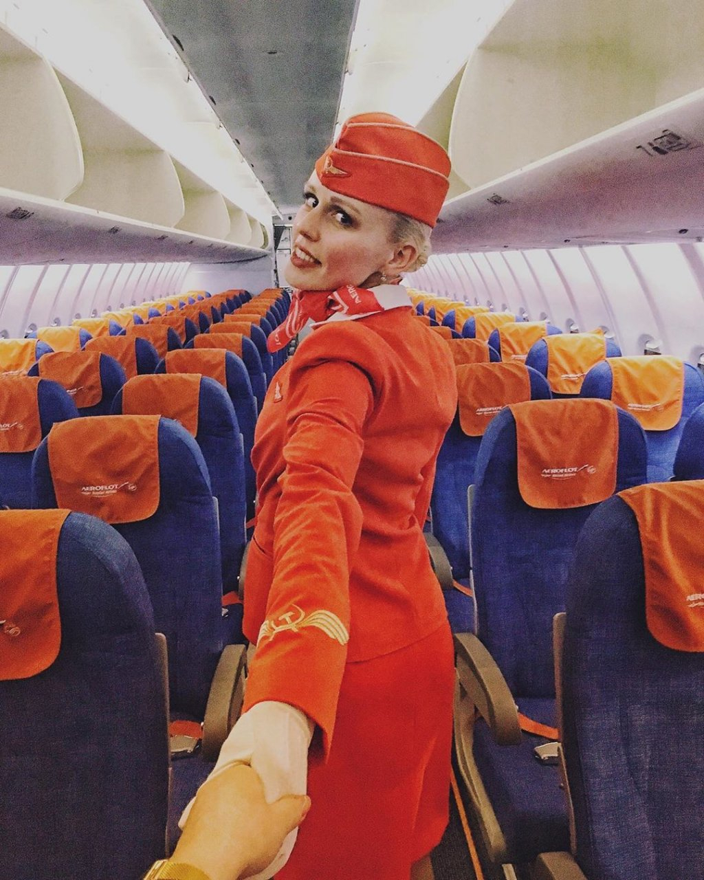 Фото дня: эффектная стюардесса в аэропорту Сыктывкара