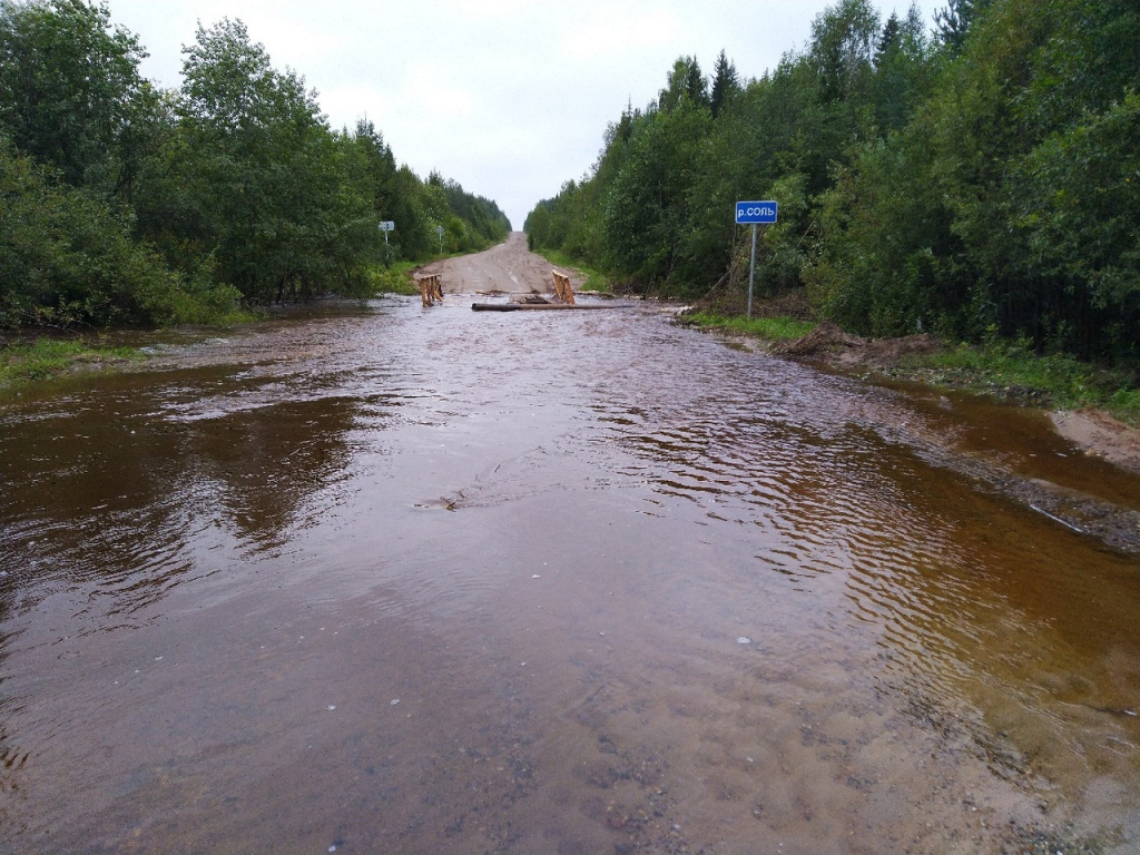 Жителям района Коми, где ручей превратился в реку, посоветовали ездить через лес