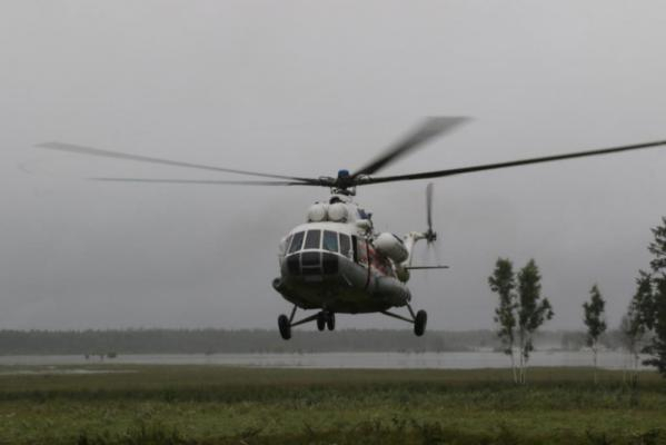 В Коми неизвестные швырнули в вертолет «коктейль Молотова»