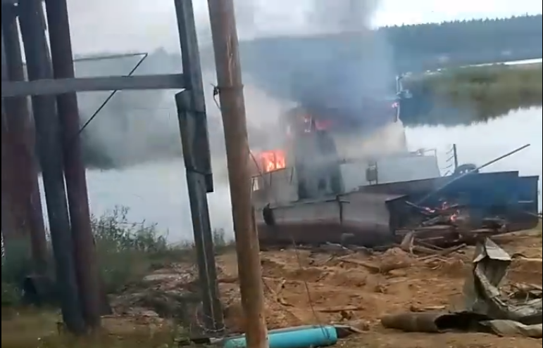 В сыктывкарском поселке полыхал многотонный катер (видео)
