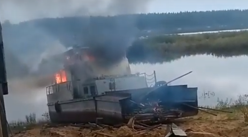 Появились подробности мощного пожара на катере в Сыктывкаре