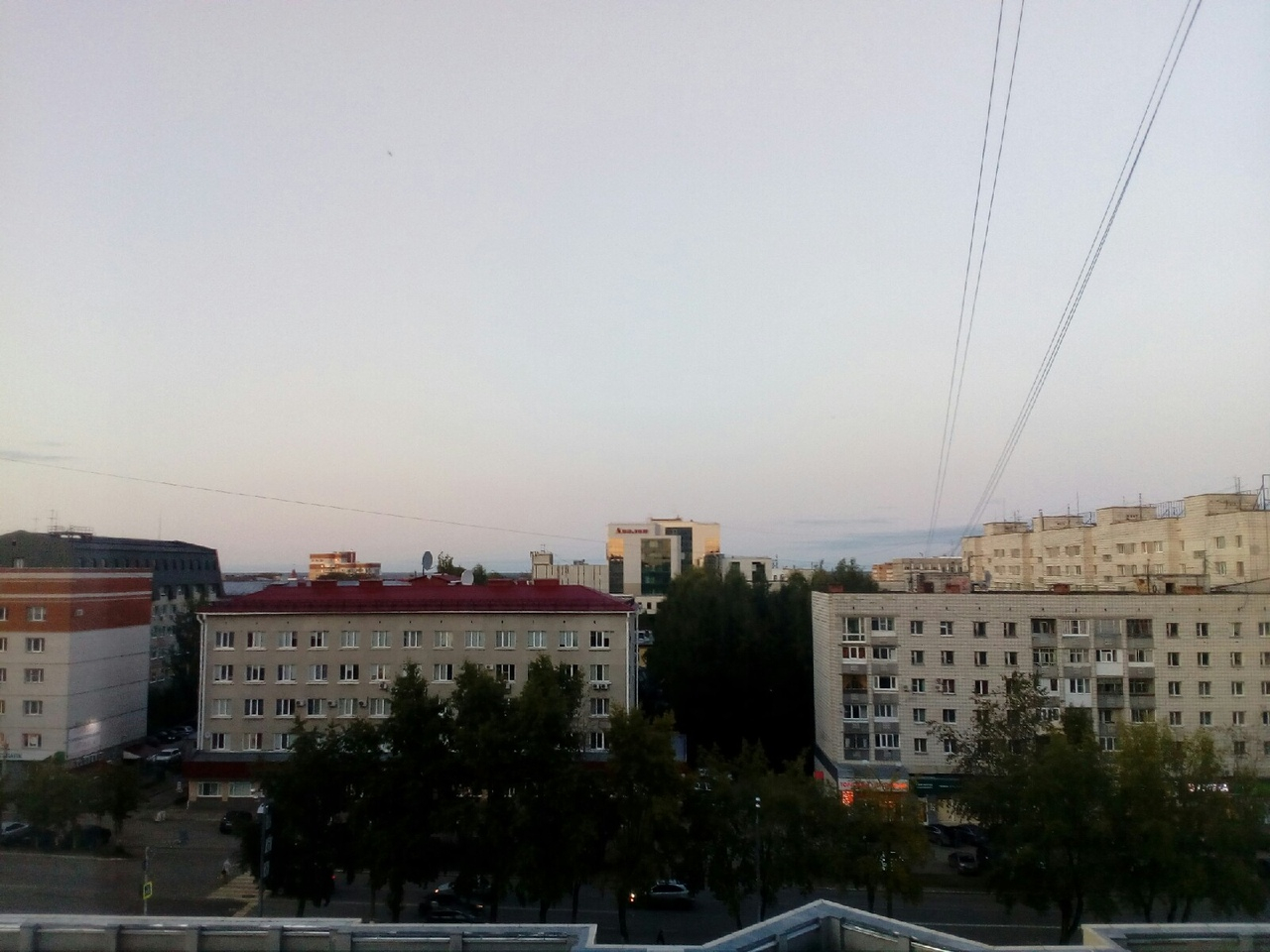 Фото дня в Сыктывкаре: последние отголоски заката над вечерним городом