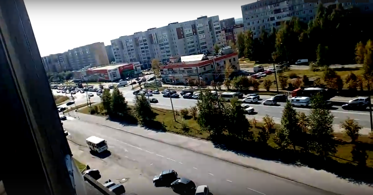 Из-за жесткой аварии с «Ауди» и «Мерседесом» в Сыктывкаре образовалась гигантская пробка (видео)