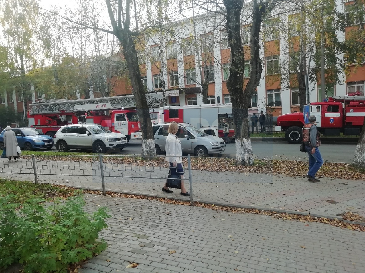 В центре Сыктывкара загорелась школа (фото, видео)