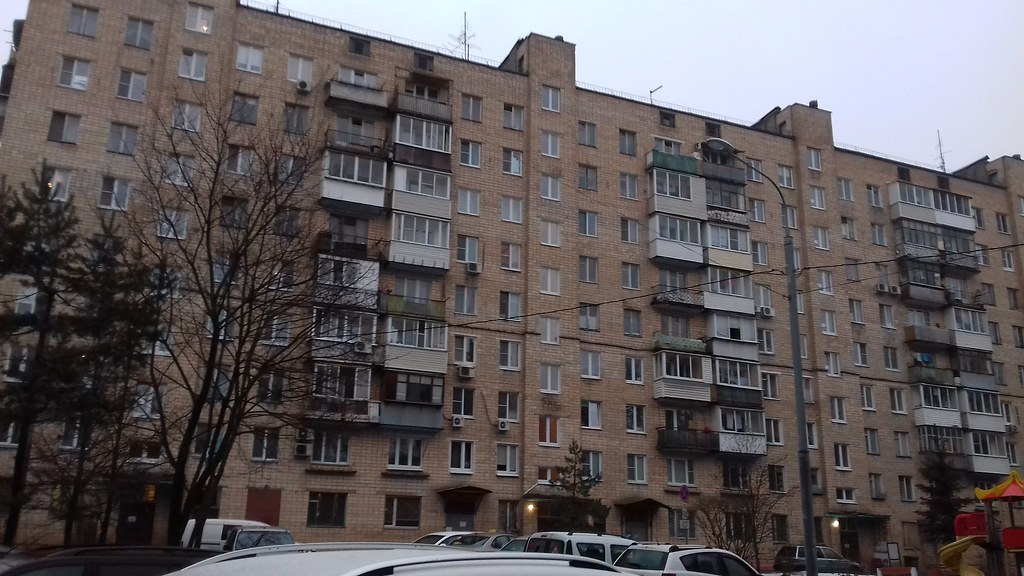 В Коми из окна многоэтажки выпала пенсионерка