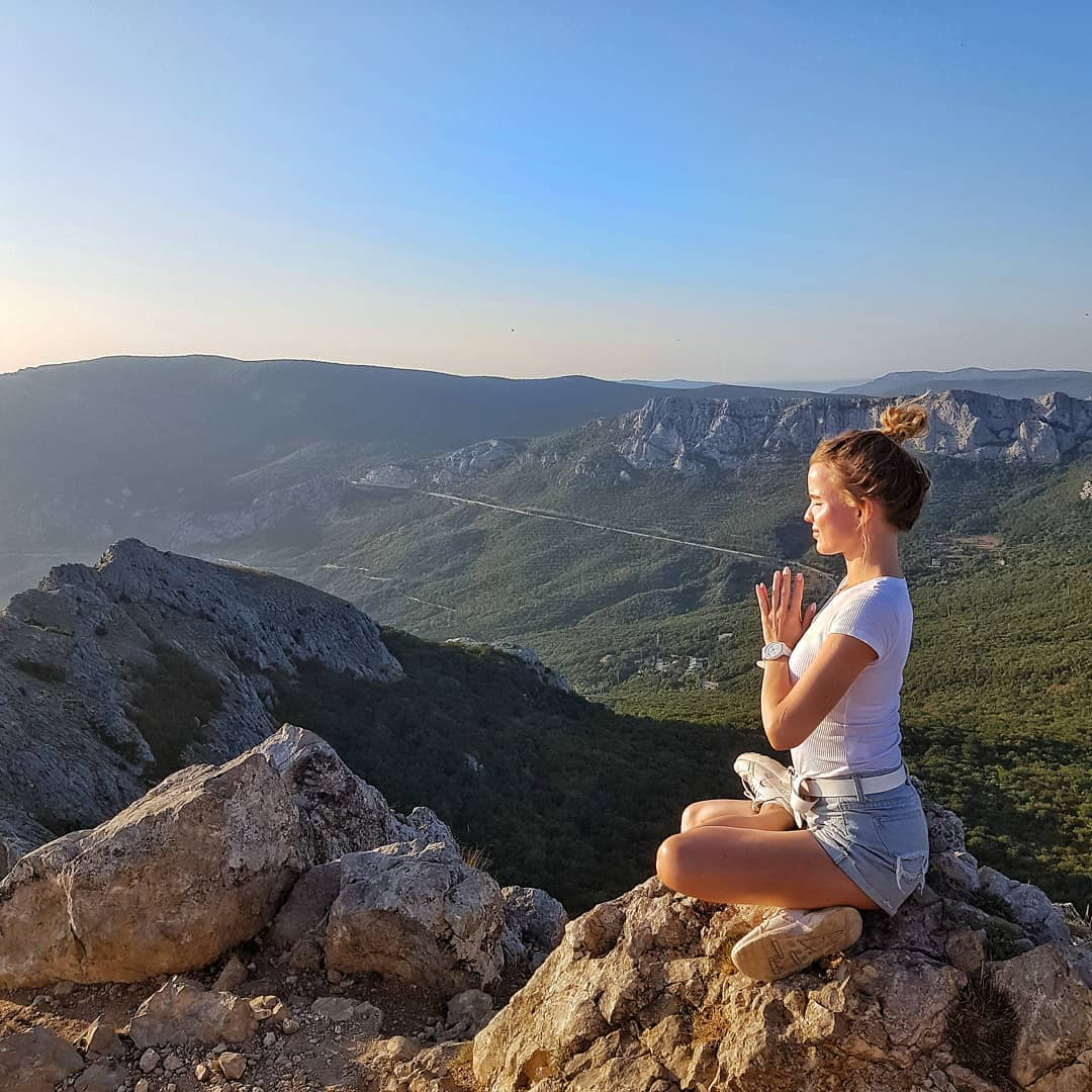 Медитация в горах и воспоминания о лете: 8 фото сыктывкарских красавиц из Instagram