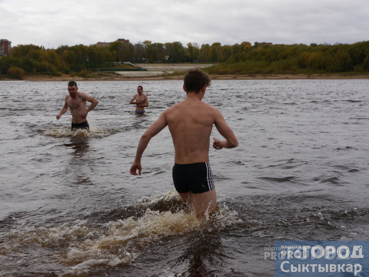 В середине сентября на пляже Сыктывкара люди ныряли в реку (фото)