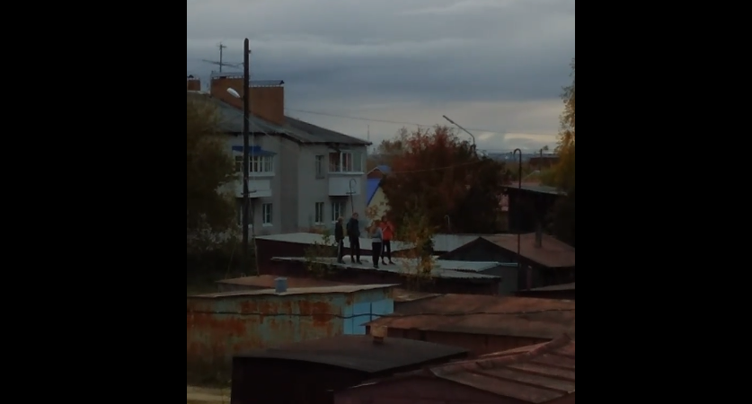 «Лучше, чем интернет-зависимость»: в Сыктывкаре подростки толпой носились по гаражам (видео)