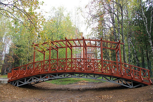 Посреди сыктывкарского парка появился деревянный мост за 790 тысяч рублей (фото)