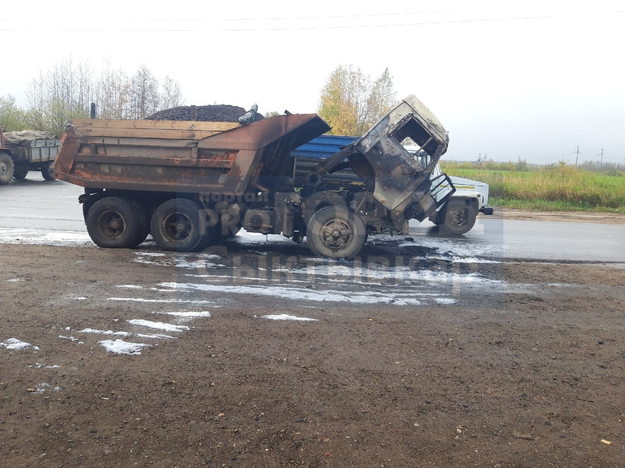 В Сыктывкаре прямо на дороге загорелся грузовик (фото)