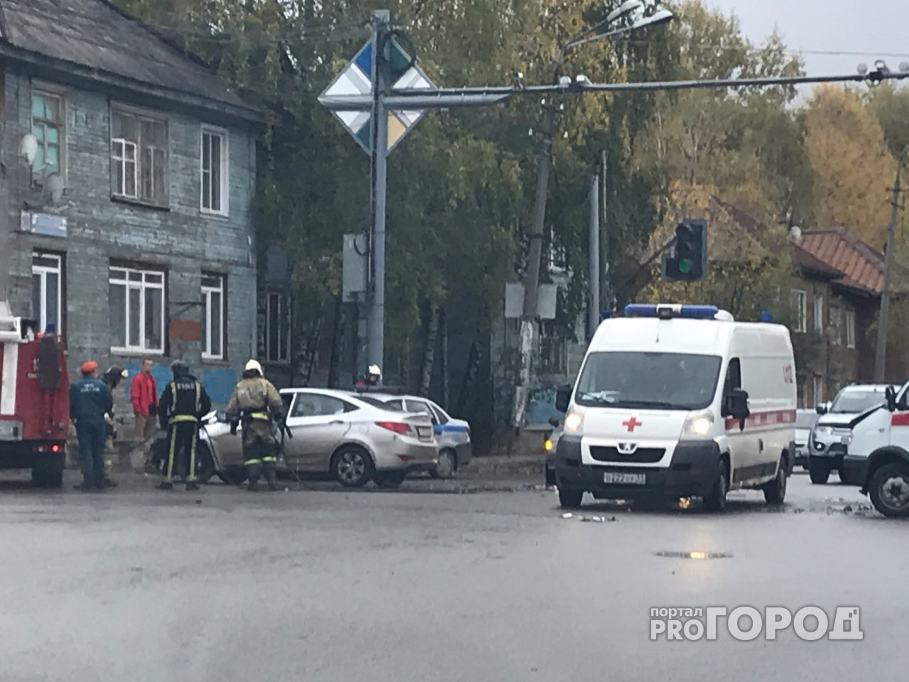 В центре Сыктывкара столкнулись «скорая» и «Солярис», есть пострадавшие (фото)