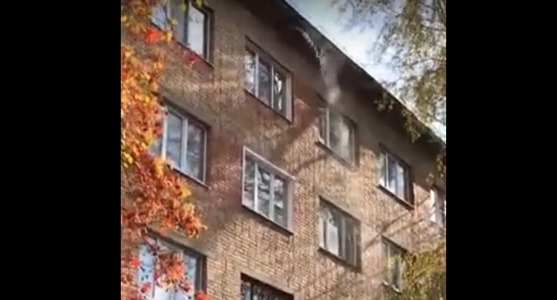 В Сыктывкаре с крыши дома на людей хлещет кипяток (видео)
