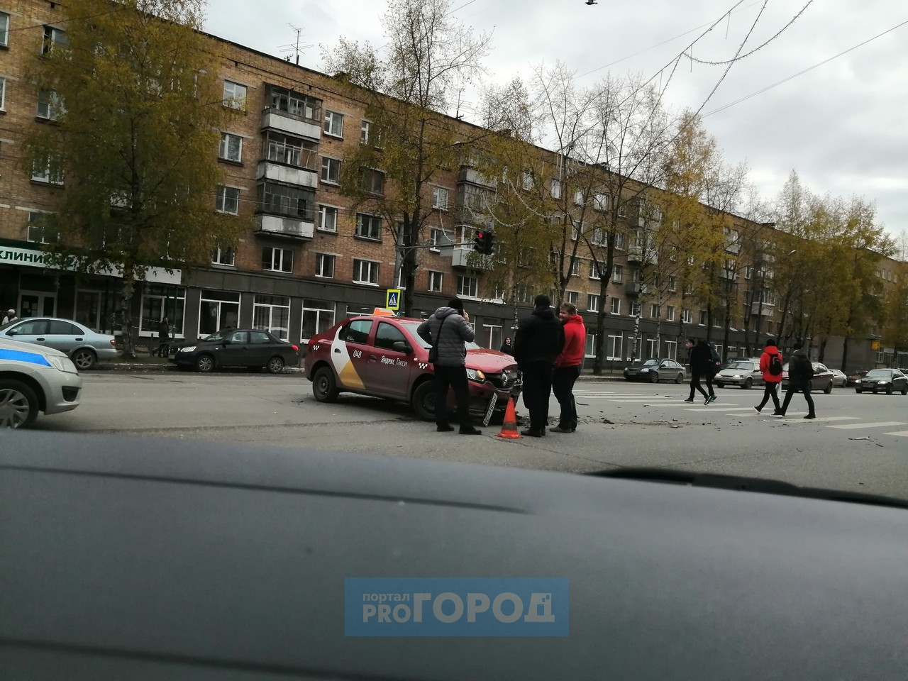 В Сыктывкаре такси влетело в иномарку, которую отбросило на «Лексус» (фото)