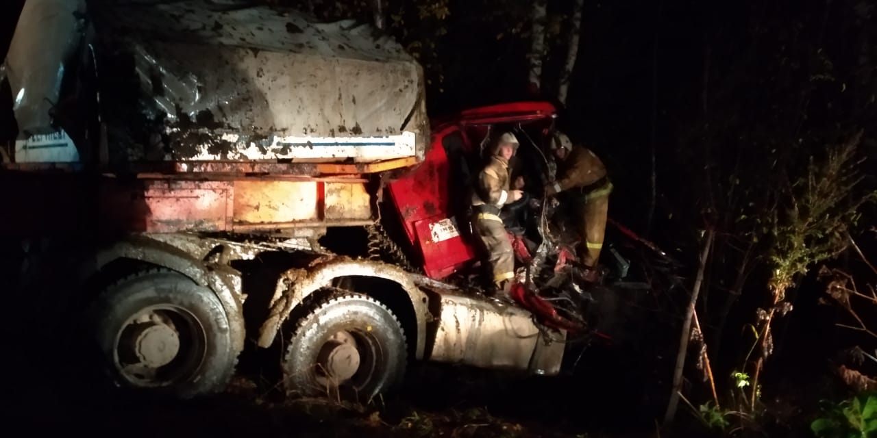 В Коми многотонный грузовик влетел в МАЗ: один человек погиб, еще четверо в больнице