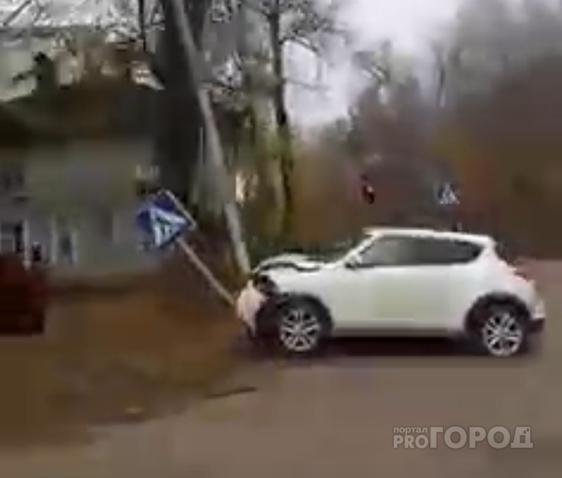 В Сыктывкаре кроссовер влетел в столб и в знак пешеходного перехода (видео)