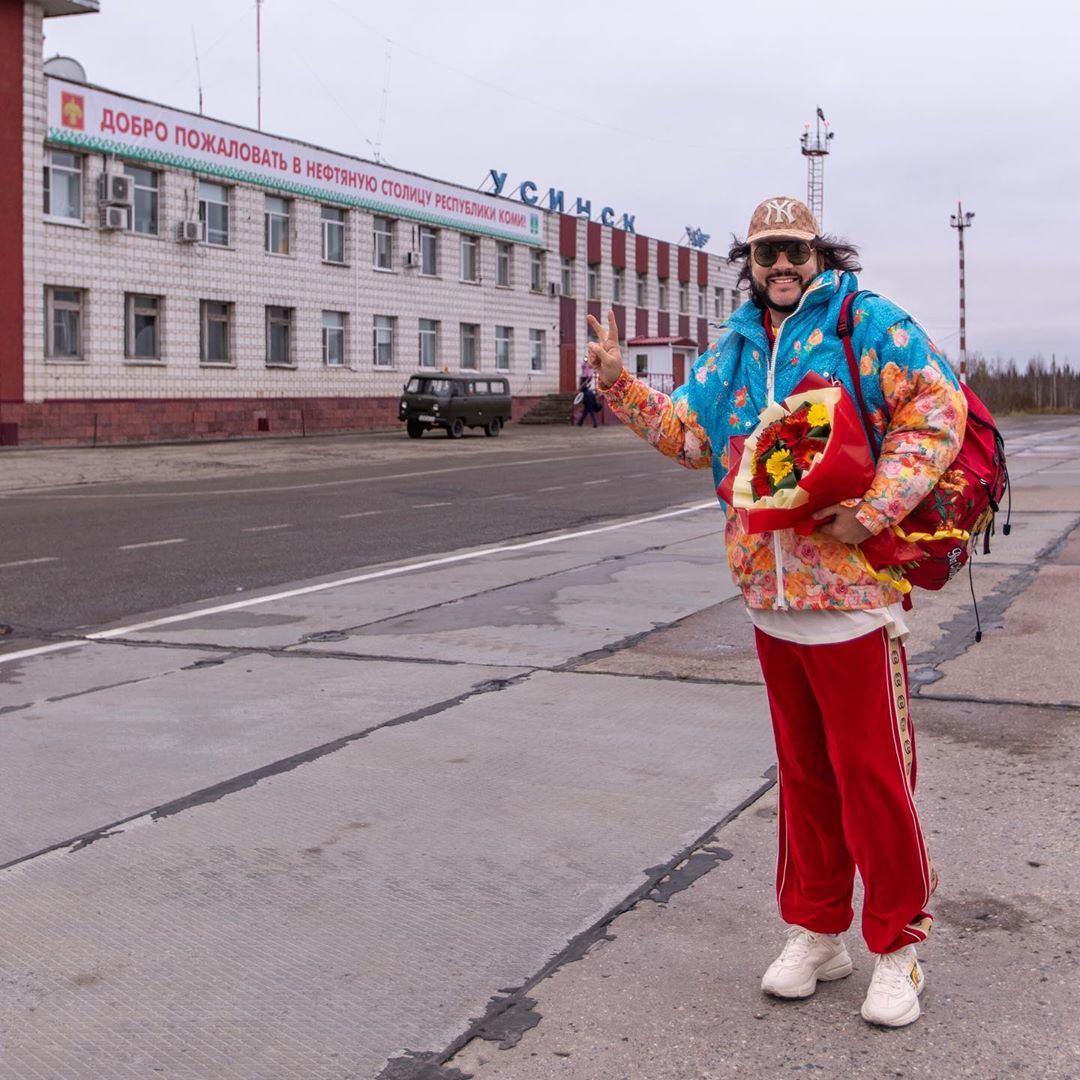 Филипп Киркоров опубликовал фото в ярком костюме на фоне аэропорта Усинска (фото, видео)