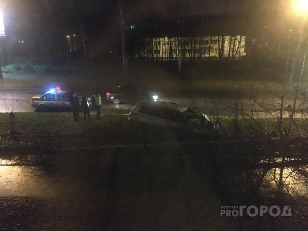 Выяснилось, почему иномарка снесла дерево в Сыктывкаре