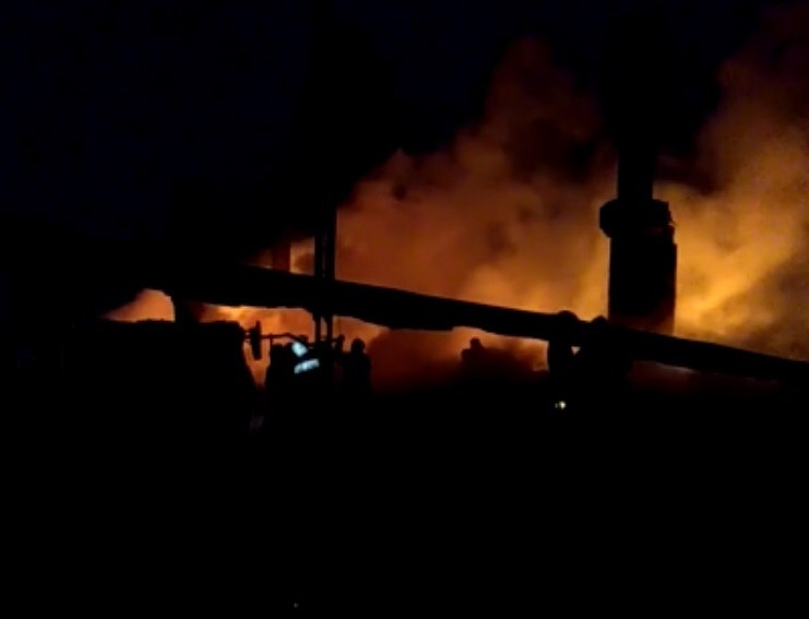 В Сыктывкаре заживо сгорел мужчина, пожарные два часа не могли подъехать к полыхающему дому (видео)