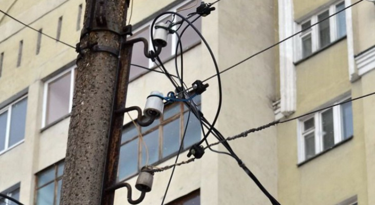 В Сыктывкаре рядом с детской площадкой разорвался электрокабель