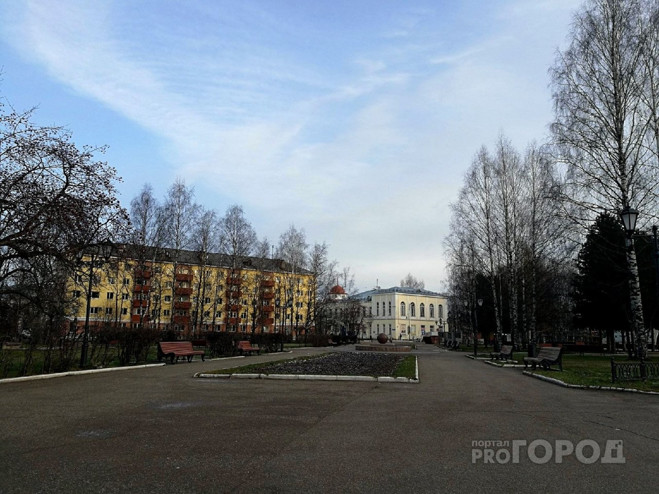 Фото дня: безлюдный сквер за главной площадью Сыктывкара