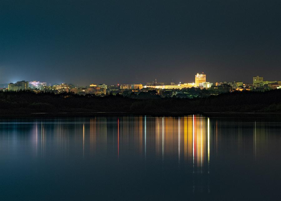 Фото дня в Сыктывкаре: огни города над безмятежной рекой