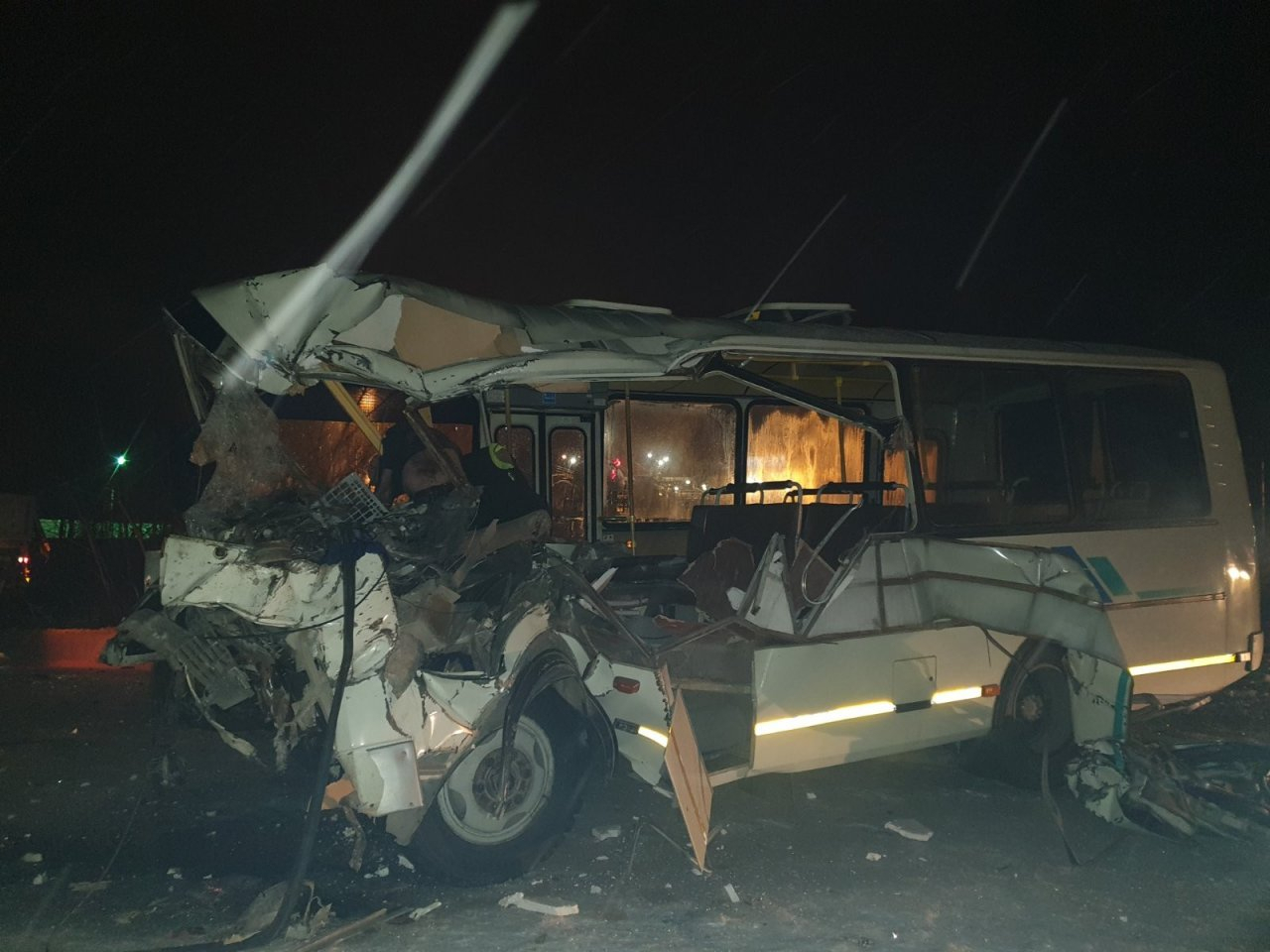 В Коми погиб водитель автобуса, который влетел в КамАЗ