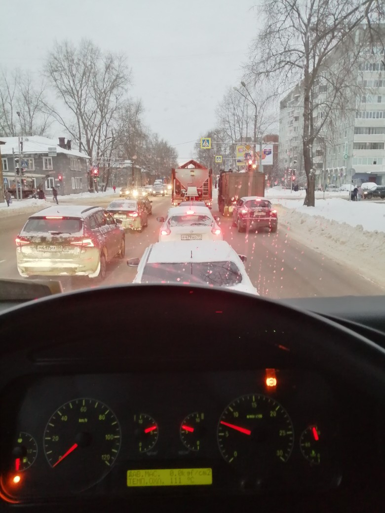 «Просто жесть!»: в Сыктывкаре из-за нового режима светофора начались крупные пробки