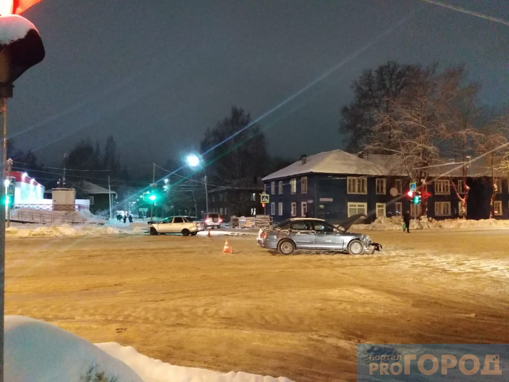 На перекрестке в Сыктывкаре столкнулись два авто: мужчина получил травмы (фото)