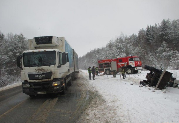 В Коми грузовик протаранил трактор: один человек в больнице