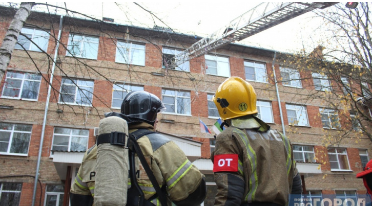 В Коми из горящей квартиры спасли подростка и двух младенцев