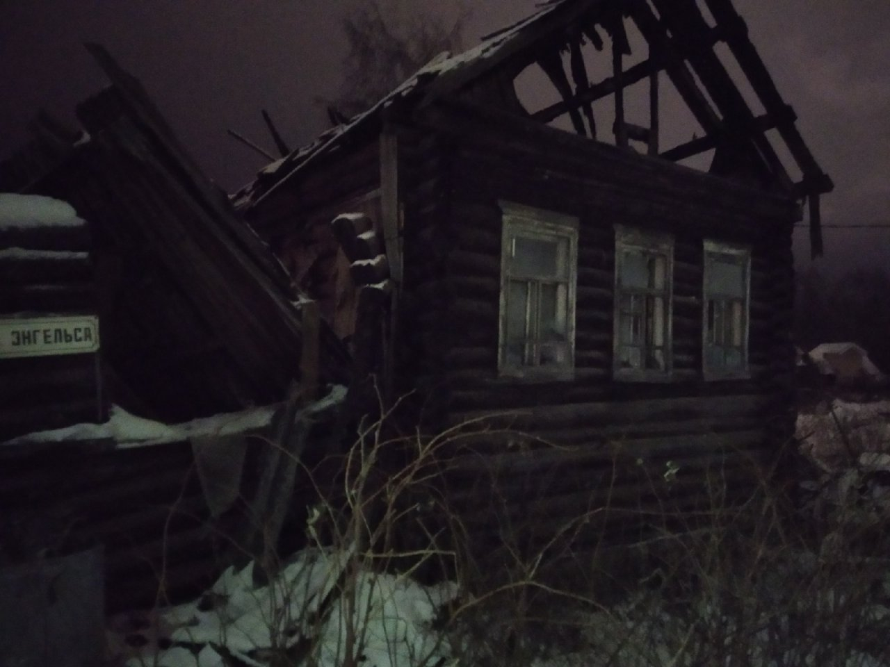После крупного пожара в Сыктывкаре женщина не покидает сгоревший дом (фото)