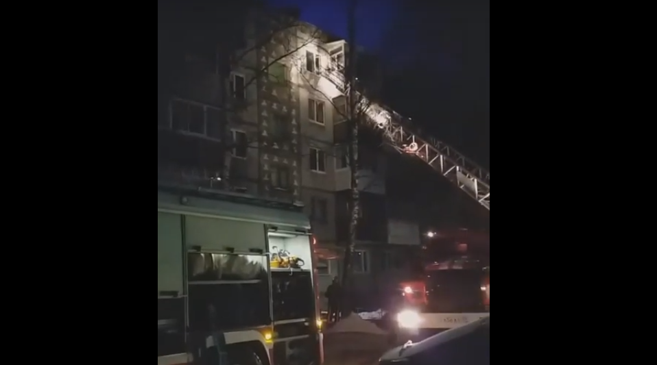 В Сыктывкаре из горящей квартиры спасли человека (видео)