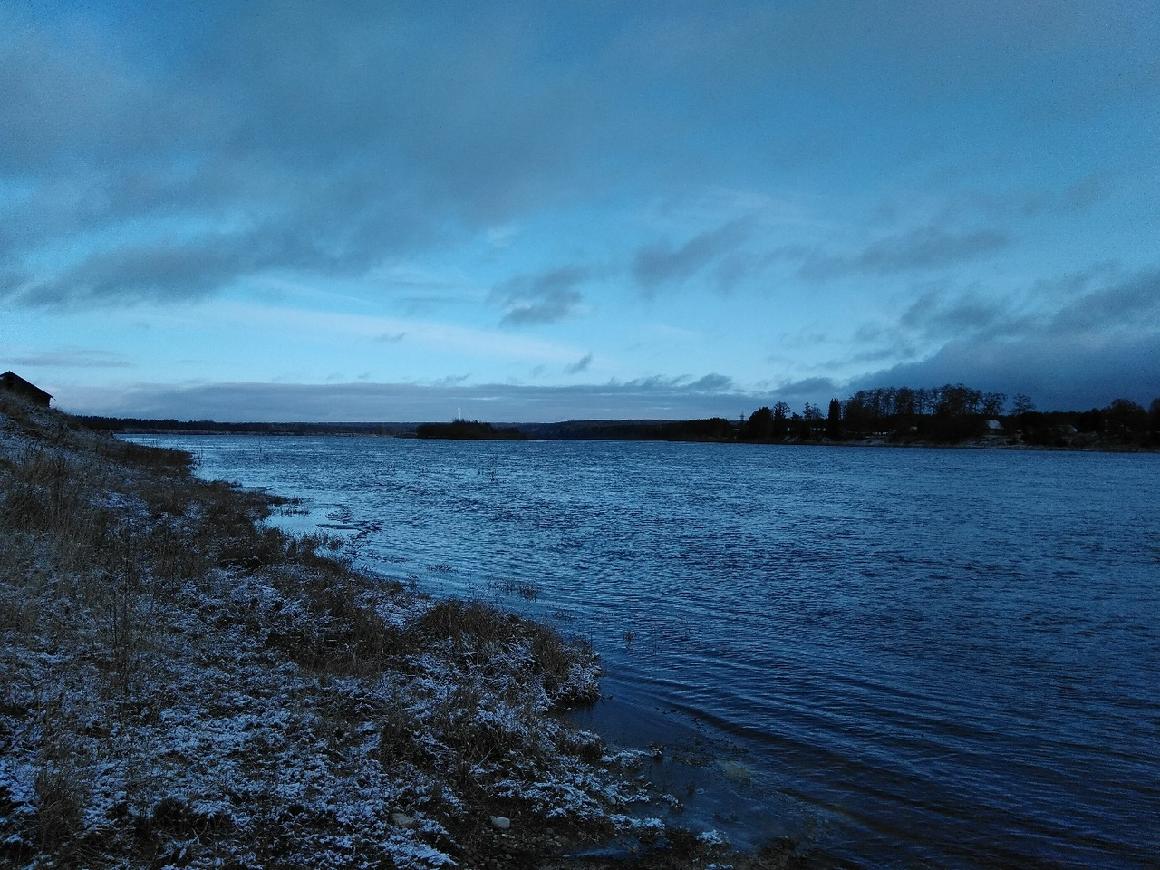 Фото дня в Сыктывкаре: заснеженный берег холодной северной реки