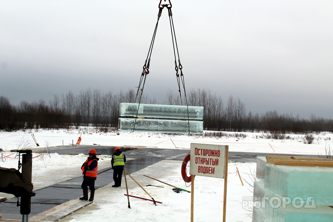 Фоторепортаж: из реки достали 200 тонн льда для новогоднего Сыктывкара