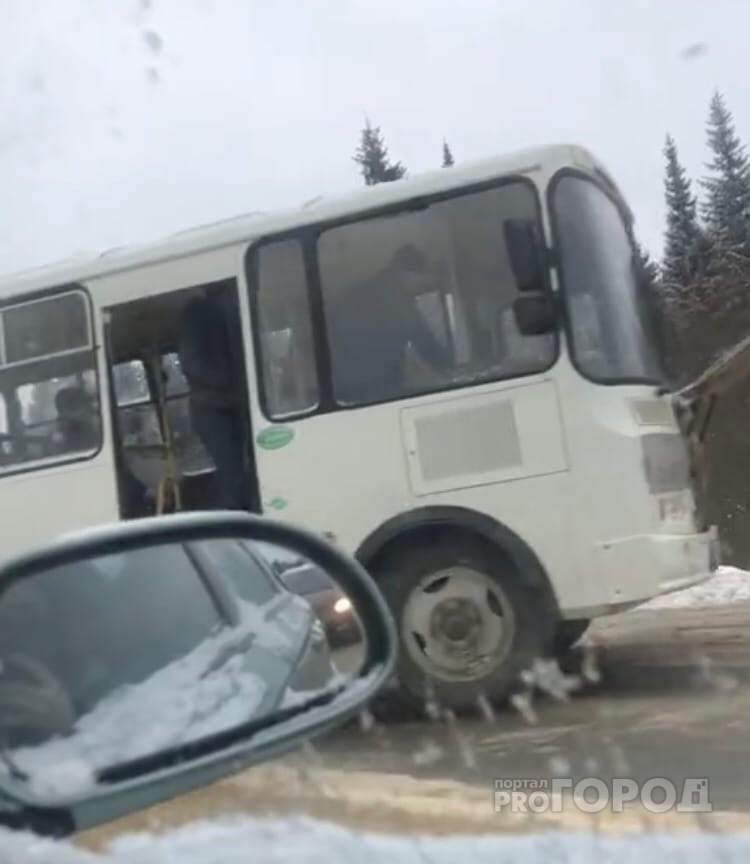 Появилось видео с места аварии, где столкнулись автобус и легковушка