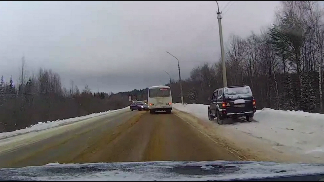 Появилось видео, как в автобус врезалась иномарка в Сыктывкаре