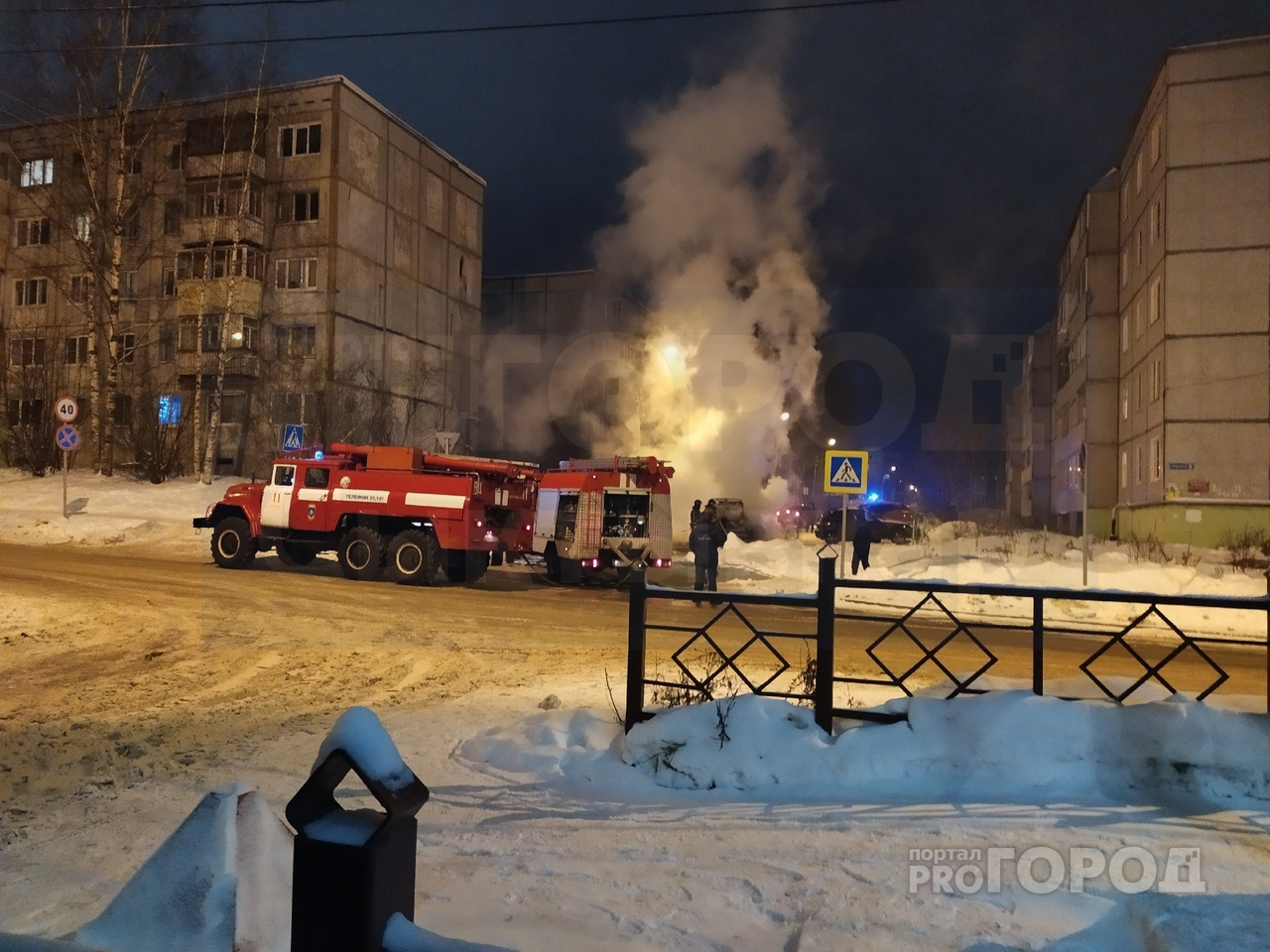 В Сыктывкаре посреди улицы мощно вспыхнула машина (фото, видео)