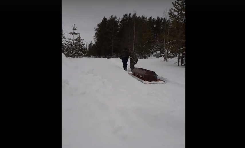 Жителям Коми пришлось тащить умершего до кладбища на санях (видео)